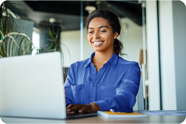 Scrum Alliance member on her laptop browsing at member resources